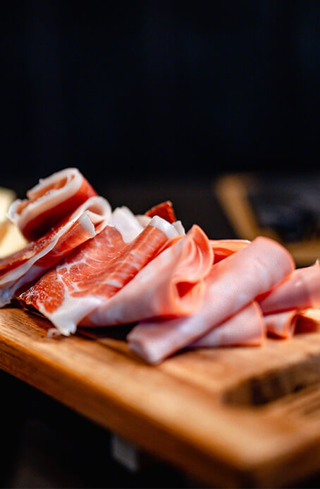 Aperitiefbord met vlees en dips